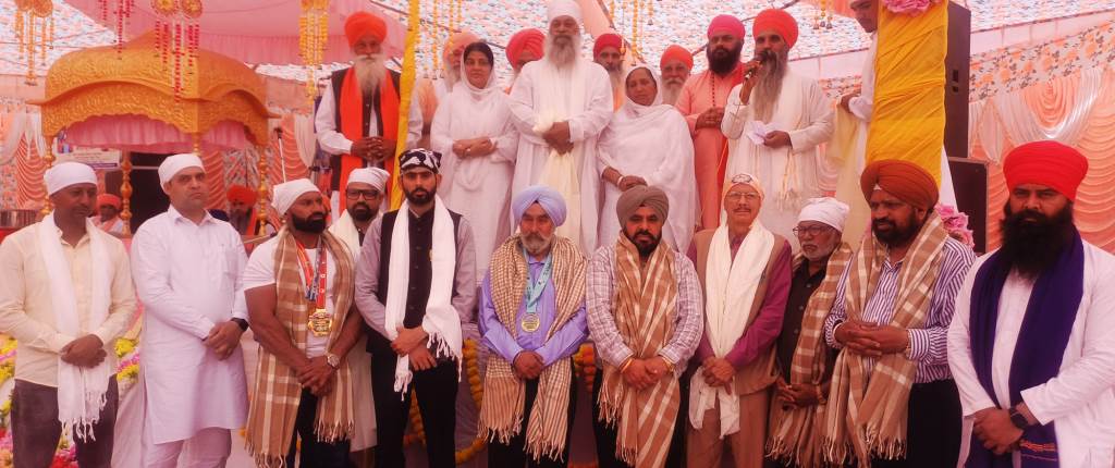 The Sangat was in full attendance at the Gurmit Samagam at Sarbat Bhala Ashram Nandachaur
